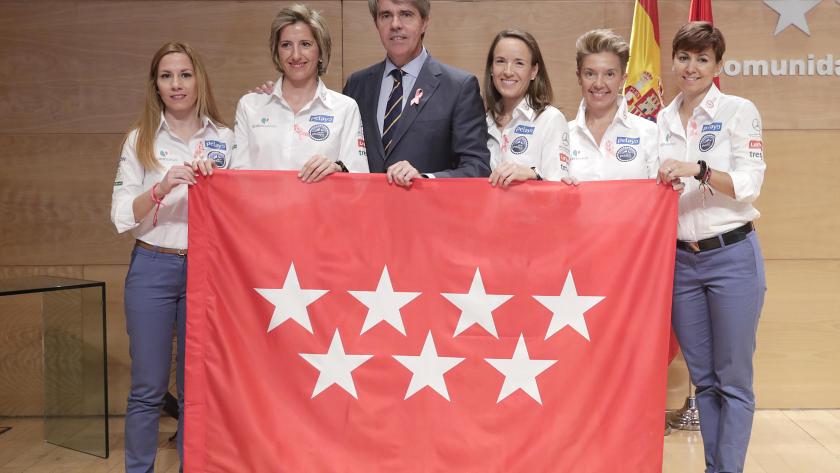 El presidente regional, Ángel Garrido, conmemora el Día Mundial contra el cáncer de mama con mujeres que superaron la enfermedad