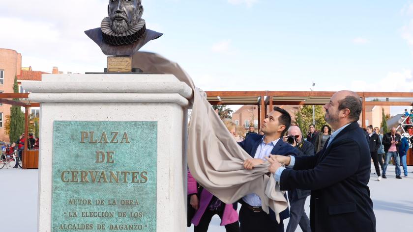 La Comunidad inaugura la Plaza de Cervantes de Daganzo, realizada con fondos PIR Pedro Rollán y Sergio Barzal descubren el busto de Miguel de Cervantes
