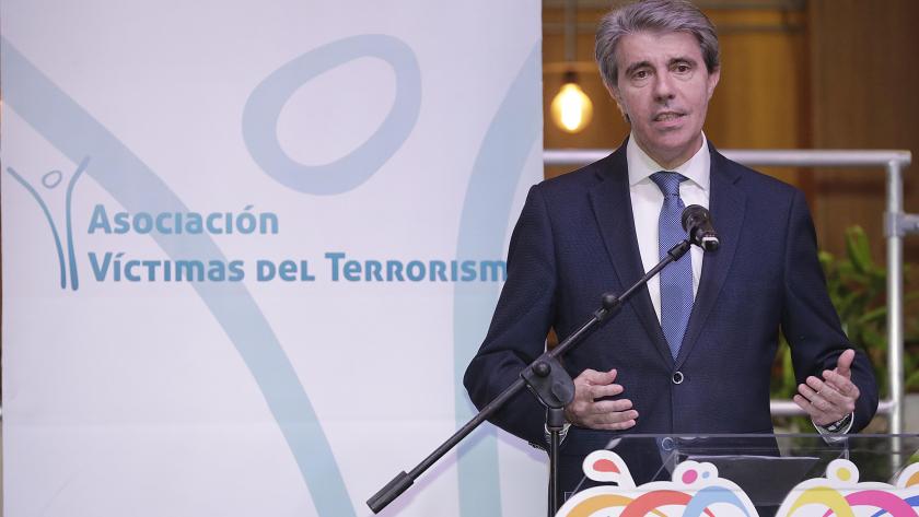 El presidente Ángel Garrido durante su intervención en el XI Encuentro Nacional de Asociados de la AVT Garrido: “No vamos a permitir que se reescriba la Historia ni que se iguale a las víctimas con los verdugos”
