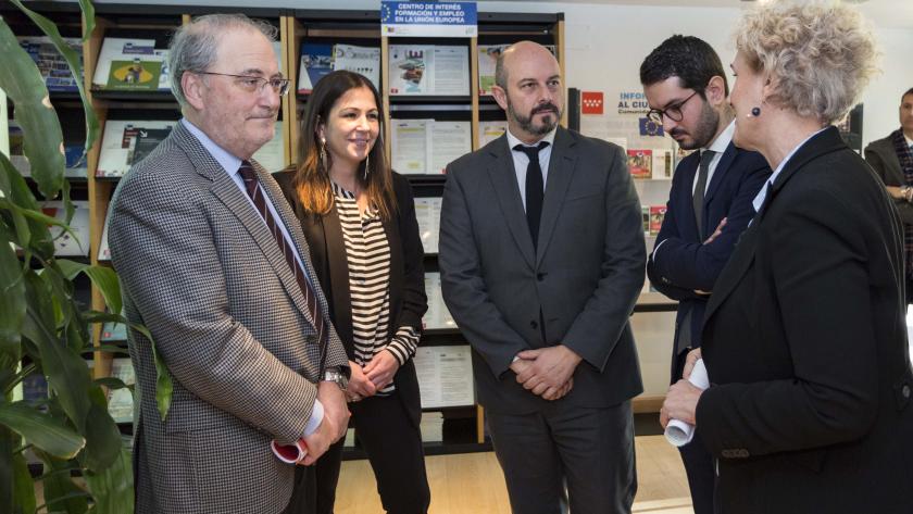Pedro Rollán durante la visita Pedro Rollán durante la visita