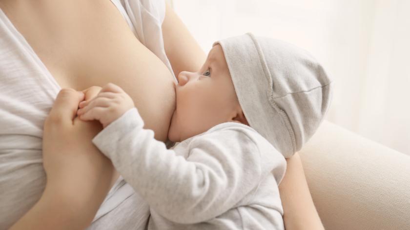 Madre dando el pecho a su bebé