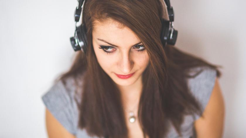 chica con cascos oyendo música