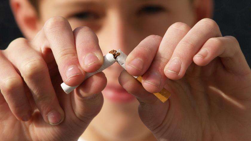 joven partiendo un cigarrillo