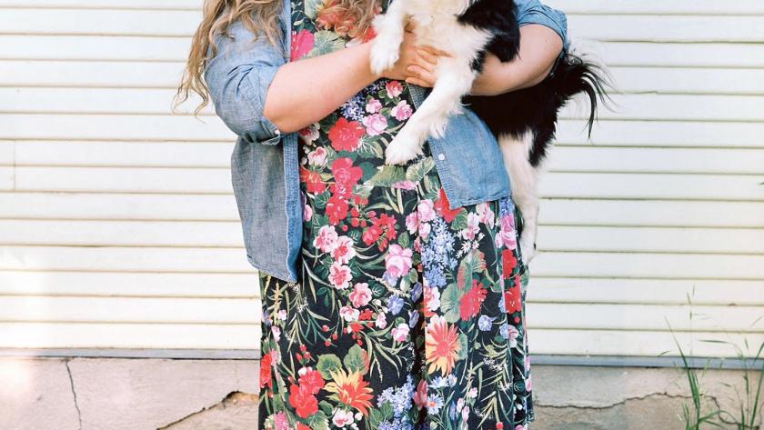 Imagen de una mujer con un perro en sus brazos El colectivo Leafhopper Project gana el concurso Fotolibro<40 de la Comunidad de Madrid