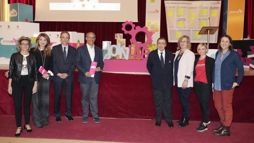 El consejero de Educación e Investigación, Rafael Van Grieken, junto a algunos de los organizadores de 'Join Lab' Taller de Jóvenes Innovadores Más de 220 alumnos madrileños con altas capacidades aprenden a crear una empresa en los talleres ‘Join lab’
