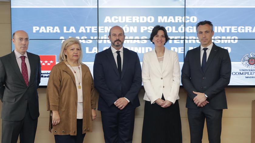 Pedro Rollán en la firma del convenio para que las más de 2.000 víctimas y familiares de atentados terroristas de la región puedan recibir atención p Pedro Rollán en la firma del convenio para que las más de 2.000 víctimas y familiares de atentados terroristas de la región puedan recibir atención p