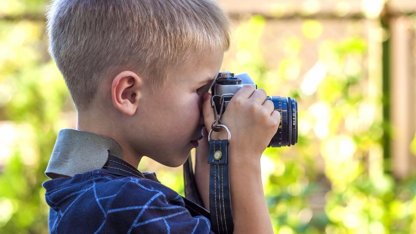 Un niño haciendo una fotografía