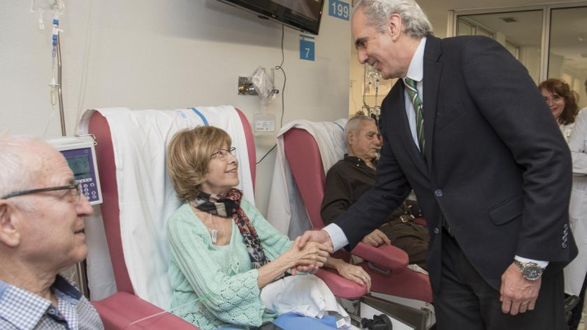 El consejero de Sanidad saluda a paciente de Unidad de Día 