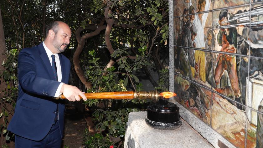El presidente en funciones de la Comunidad de Madrid, Pedro Rollán, enciende la llama en la tradicional ofrenda floral a los Héroes del 2 de Mayo de Rollán preside la ofrenda floral a los Héroes del 2 de Mayo en el Cementerio de la Florida