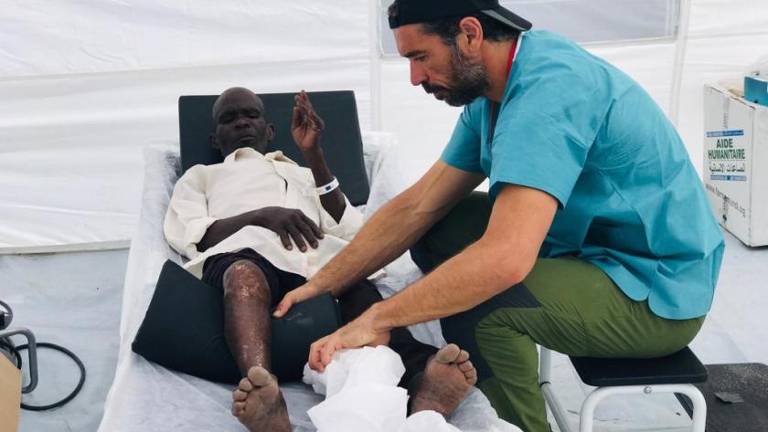 Sanitarios participan en Mozambique en proyecto asistencia urgente Sanitario atiende a un paciente en Mozambique