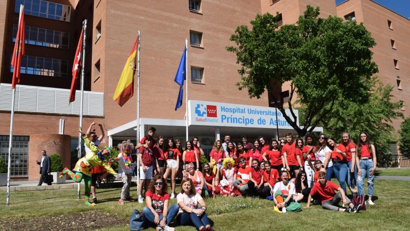 Alumnos y profesores del IES Cardenal Cisneros posan a las puertas del Hospital en compañía de los payasos de Barabú y personal de la Bolsa de Volunt Alumnos y profesores del IES Cardenal Cisneros posan a las puertas del Hospital en compañía de los payasos de Barabú y personal de la Bolsa de Volunt