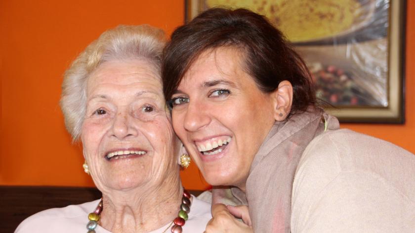 Acogimiento familiar de mayores Mujeres sonriendo