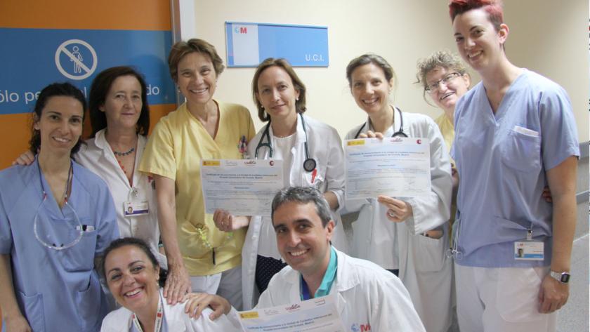 Miembros del personal de la UCI Parte del personal de la UCI mostrando los reconocimientos