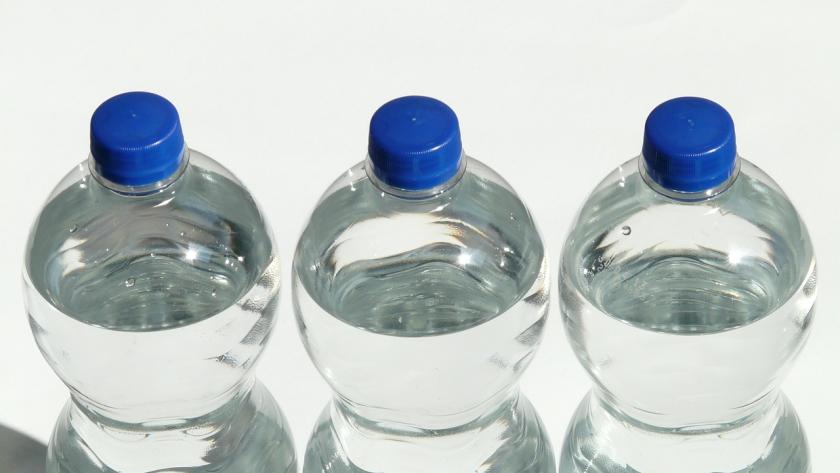 tres botellas de agua