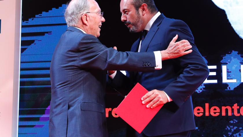 Rollán entrega un premio Entrega de premios