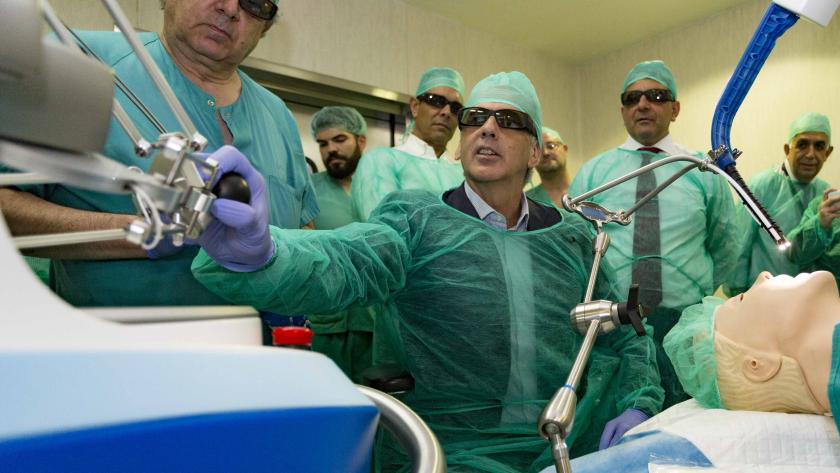 Enrique Ruiz Escudero con el primer sistema de cirugía robótica flexible de España