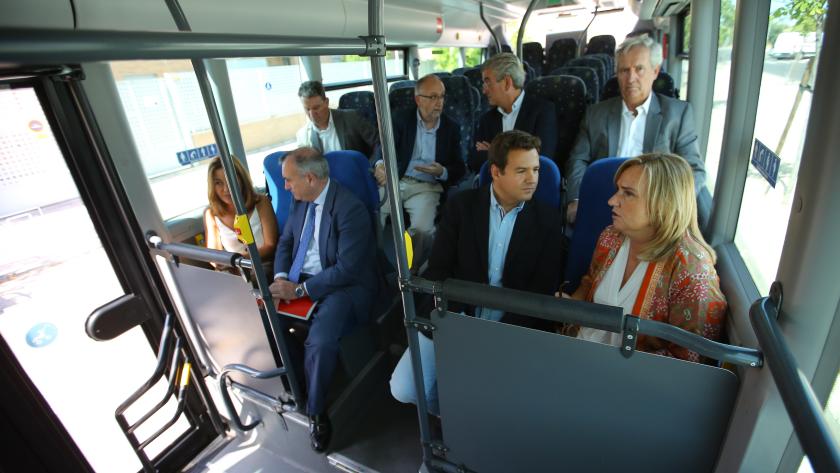 La consejera Gonzalo visita las Rozas para comprobar el funcionamiento de los cambios introducidos por el Consorcio Regional de Transportes