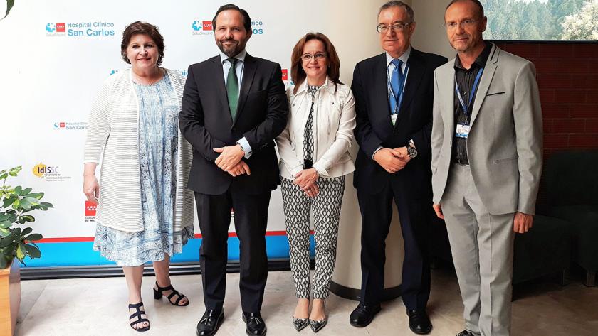 Foto de familia de asistentes al comité
