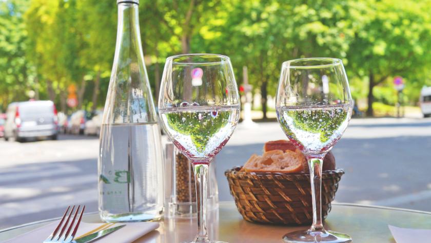 mesa de restaurante con panera y agua