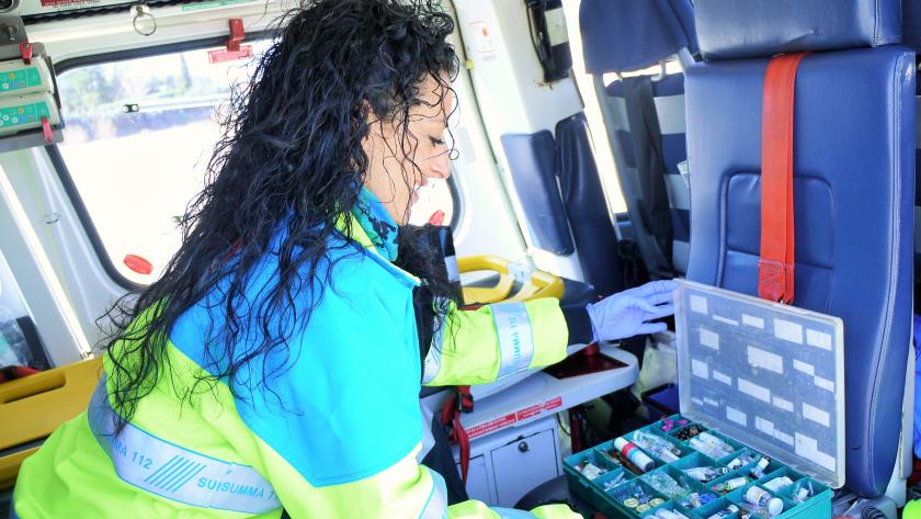 Una enfermera del SUMMA 112 maneja medicación 
