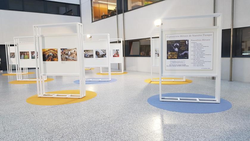 Paneles con las fotos de la exposición