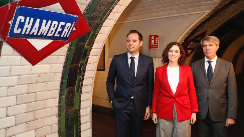 Díaz Ayuso, en el Centenario de Metro: “Debemos sentirnos orgullosos de un transporte que es la envidia del mundo” Isabel Díaz Ayuso e Ignacio Aguado durante la visita