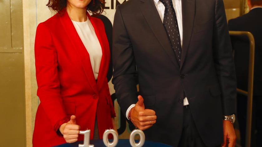 Díaz Ayuso, en el Centenario de Metro: “Debemos sentirnos orgullosos de un transporte que es la envidia del mundo” Isabel Díaz Ayuso e Ignacio Aguado durante la visita
