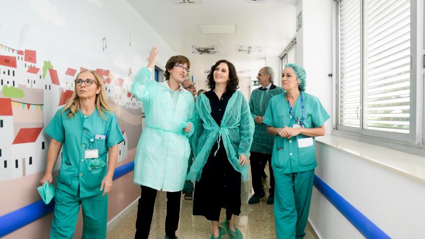 Díaz Ayuso visitando quirófanos de Pediatría del Hospital 12 de Octubre