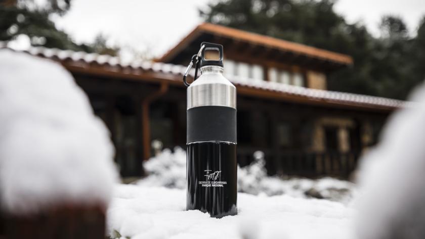 cantimplora una cantimplora en la nieve