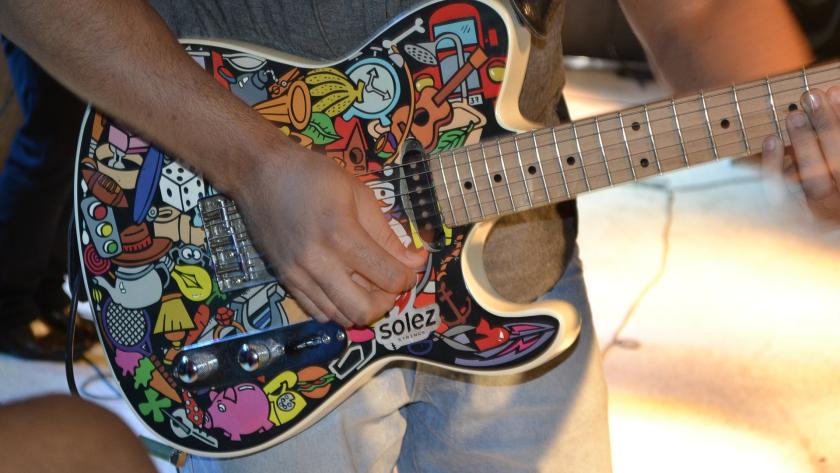 Voluntariado en escuela de música guitarra de colores