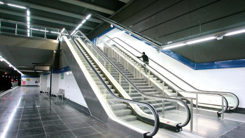 Escaleras mecánicas y fijas agrupadas en los laterales del andén Escaleras mecánicas y fijas agrupadas en laterales del andén