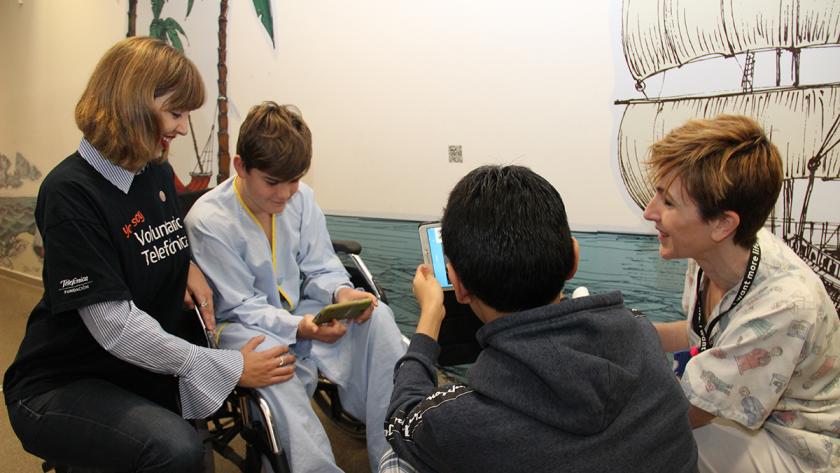 El área de Pediatría del Hospital Clínico se sumerge en un mundo submarino e interactivo Descubriendo los códigos QR instalados en la pared con mensajes de educación sanitaria