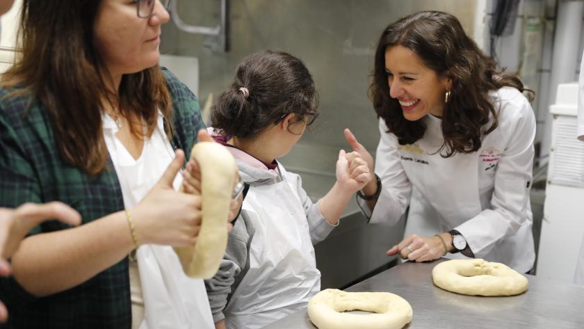 Eugenia Carballedo visita el obrador de la pastelería Lazcano Eugenia Carballedo durante su visita al obrador de la pastelería Lazcano