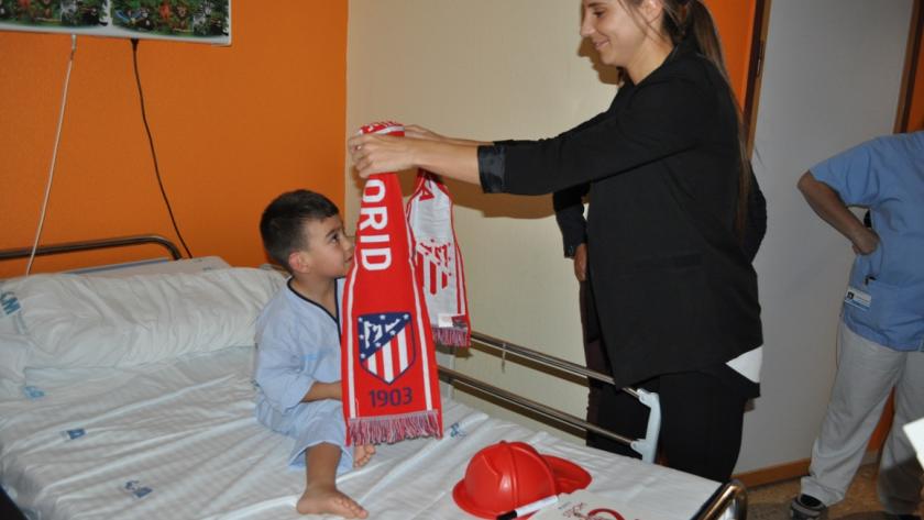 Los niños ingresados en Pediatría tuvieron la visita de varias jugadoras del Atlético de Madrid Jugadoras del Atlético de Madrid