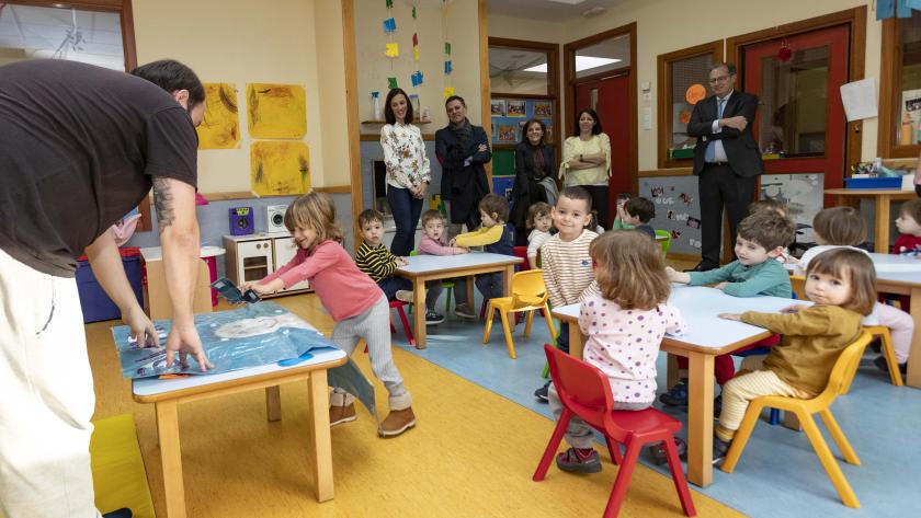 Enrique Ossorio visita la Escuela Infantil ‘El tren de la fresa’ Enrique Ossorio durante su visita a la Escuela Infantil ‘El tren de la fresa’