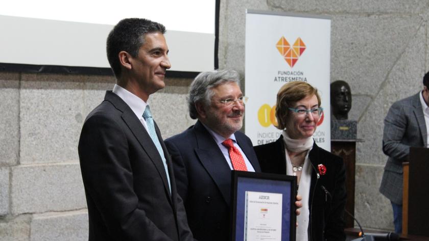 El Subdirector del Materno-Infantil recoge el reconocimiento de la Fundación Atresmedia