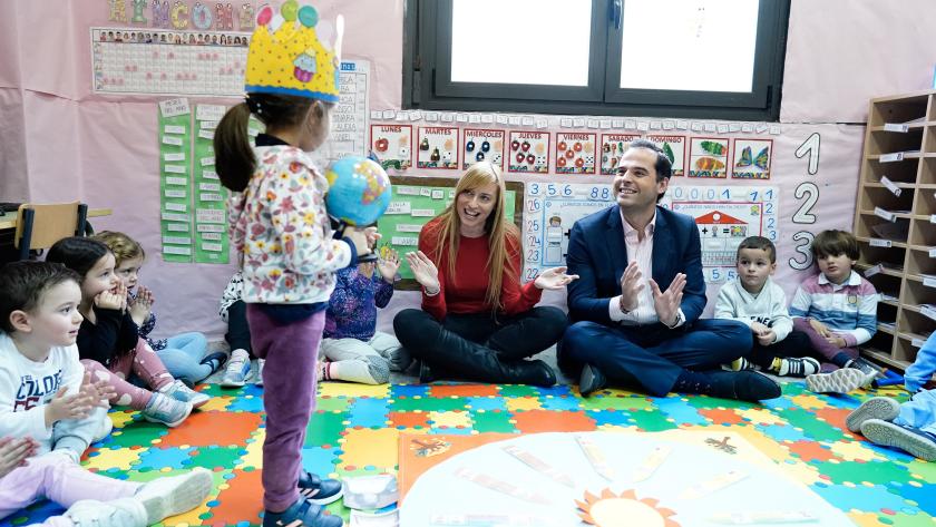 Aguado: “Es un orgullo que la mejor profesora de Infantil de España trabaje en un colegio público de la Comunidad de Madrid” Ignacio Aguado durante la visita