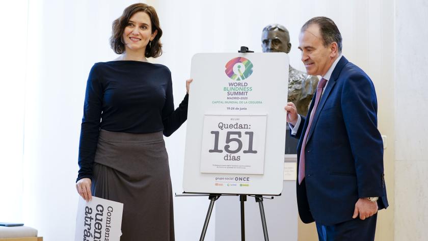 Díaz Ayuso presenta un cupón especial de la ONCE con la imagen del reloj de la Puerta del Sol Díaz Ayuso durante la presentación del cupón especial de la ONCE con la imagen del reloj de la Puerta del Sol