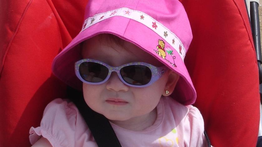 Bebé con gorro y gafas solares
