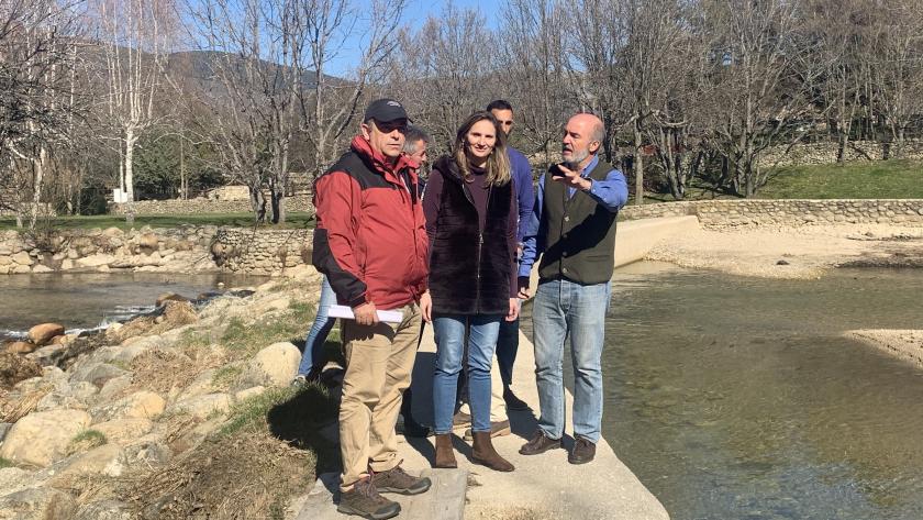 Paloma Martín, ha visitado las actuaciones de recuperación y conservación en Lozoya y Rascafría 