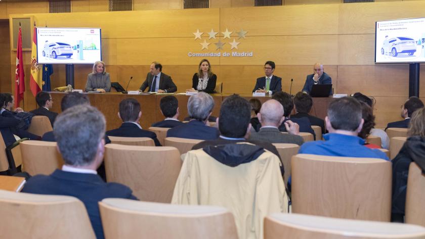 Paloma Martín se reúne con los expertos de la Mesa para el Fomento de la Movilidad Eléctrica Paloma Martín durante la reunión con los expertos de la Mesa para el Fomento de la Movilidad Eléctrica