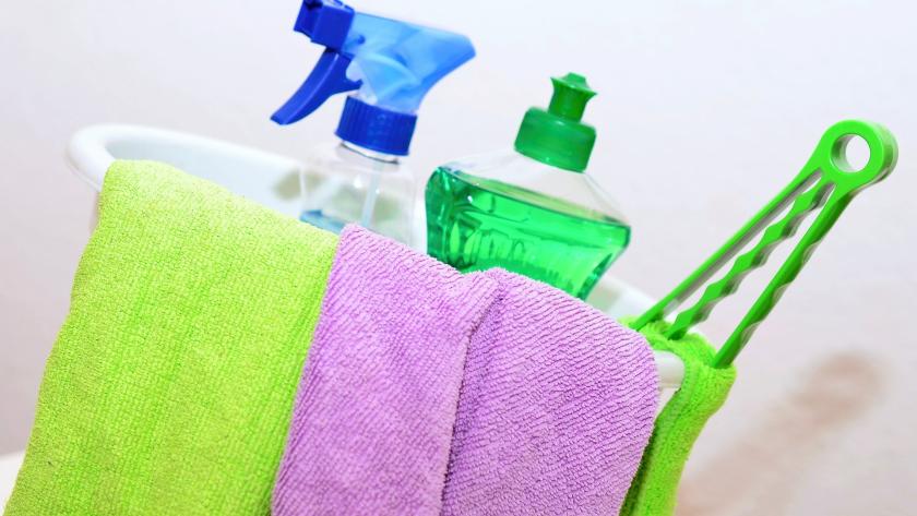 Barreño, guantes y productos químicos para limpieza