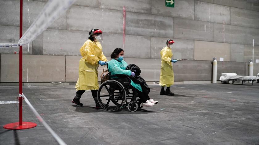 Silla de ruedas empujada por un sanitario en IFEMA