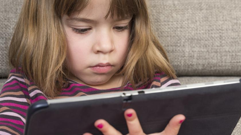 Una alumna utilizando su tablet