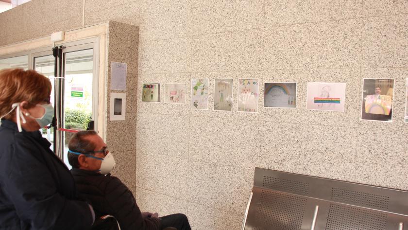 El Hospital Universitario de Fuenlabrada instala una exposición con dibujos de ánimo para los profesionales Dos pacientes viendo la exposición
