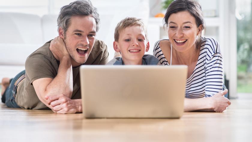Una familia sonríe frente al ordenador