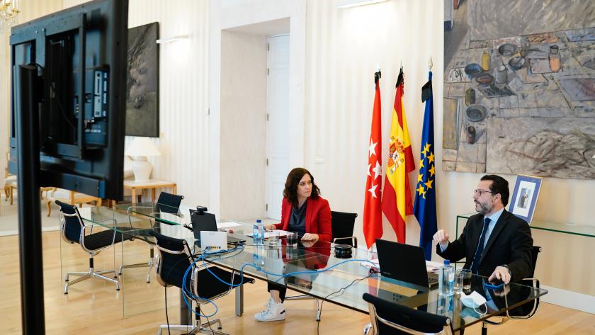 Isabel Díaz Ayuso durante la reunión con trabajadores para el fomento del teletrabajo