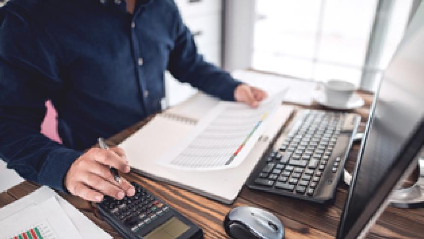 Ayudas para autonomos Un trabajado autónomo delante de su mesa de trabajo