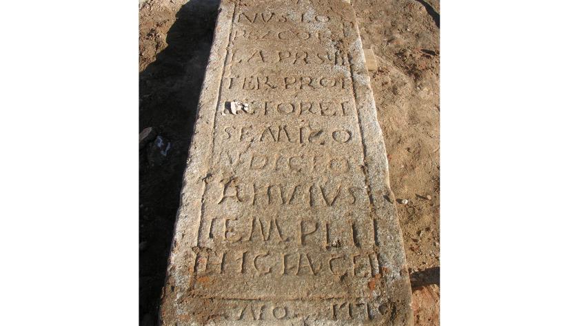 Detalle de la losa de granito con inscripción Detalle de la losa de granito