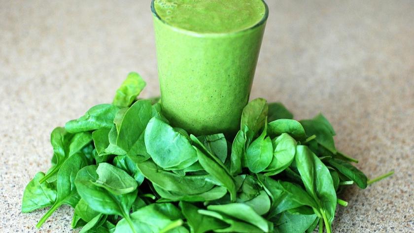 Smoothie verde Smoothie verde con hojas verdes de ensalada